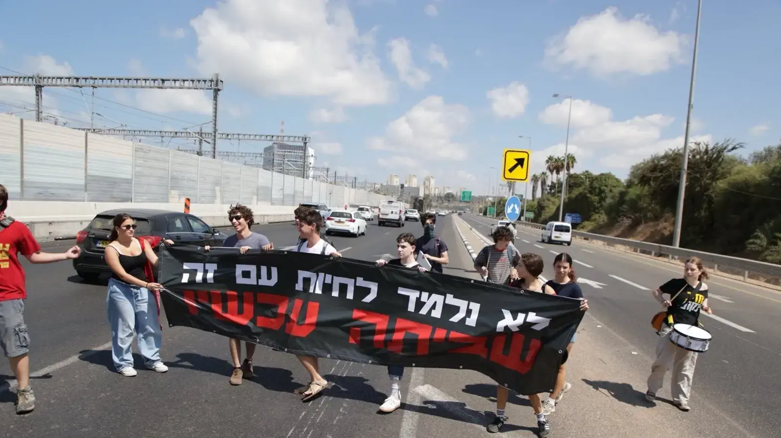 בני נוער, חסמו את איילון צפון בדרישה מממשלת ישראל לחתום על הסכם להשבת כל החטופים ולסיום המלחמה, 31 באוגוסט 2025 בני נוער, חסמו את איילון צפון בדרישה מממשלת ישראל לחתום על הסכם להשבת כל החטופים ולסיום המלחמה, 31 באוגוסט 2025