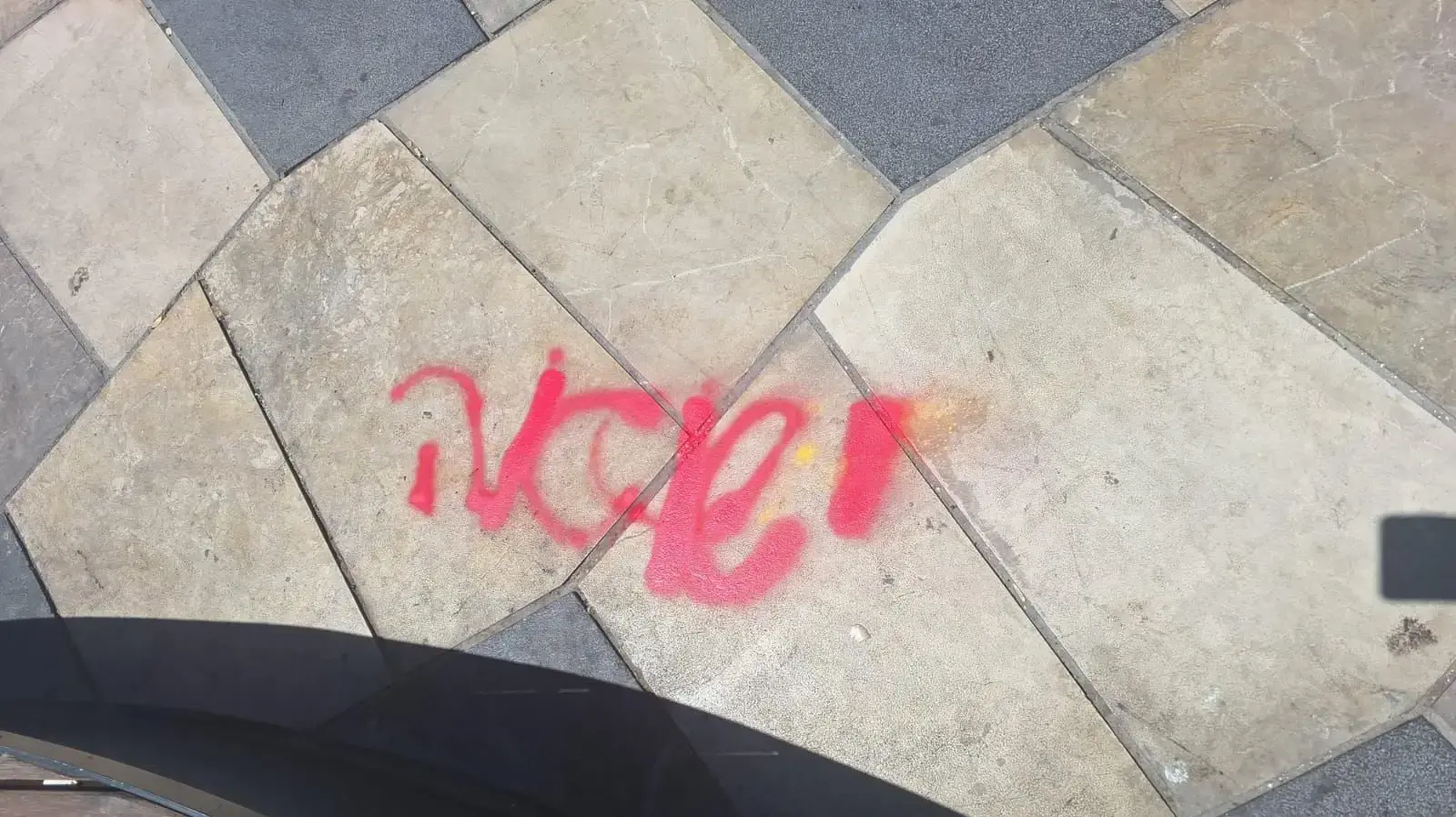 חשוד שריסס כתובת "שואה" בתחנת הרכבת הקלה המרכזית, ירושלים, 31 באוגוסט 2025 חשוד שריסס כתובת "שואה" בתחנת הרכבת הקלה המרכזית, ירושלים, 31 באוגוסט 2025