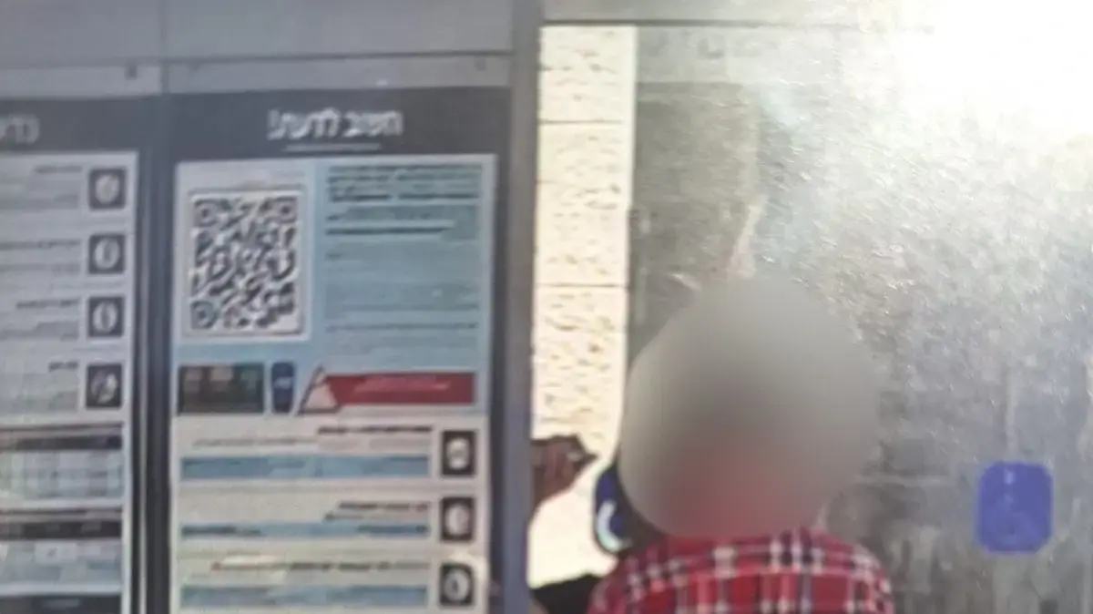 חשוד שריסס כתובת "שואה" בתחנת הרכבת הקלה המרכזית, ירושלים, 31 באוגוסט 2025 חשוד שריסס כתובת "שואה" בתחנת הרכבת הקלה המרכזית, ירושלים, 31 באוגוסט 2025