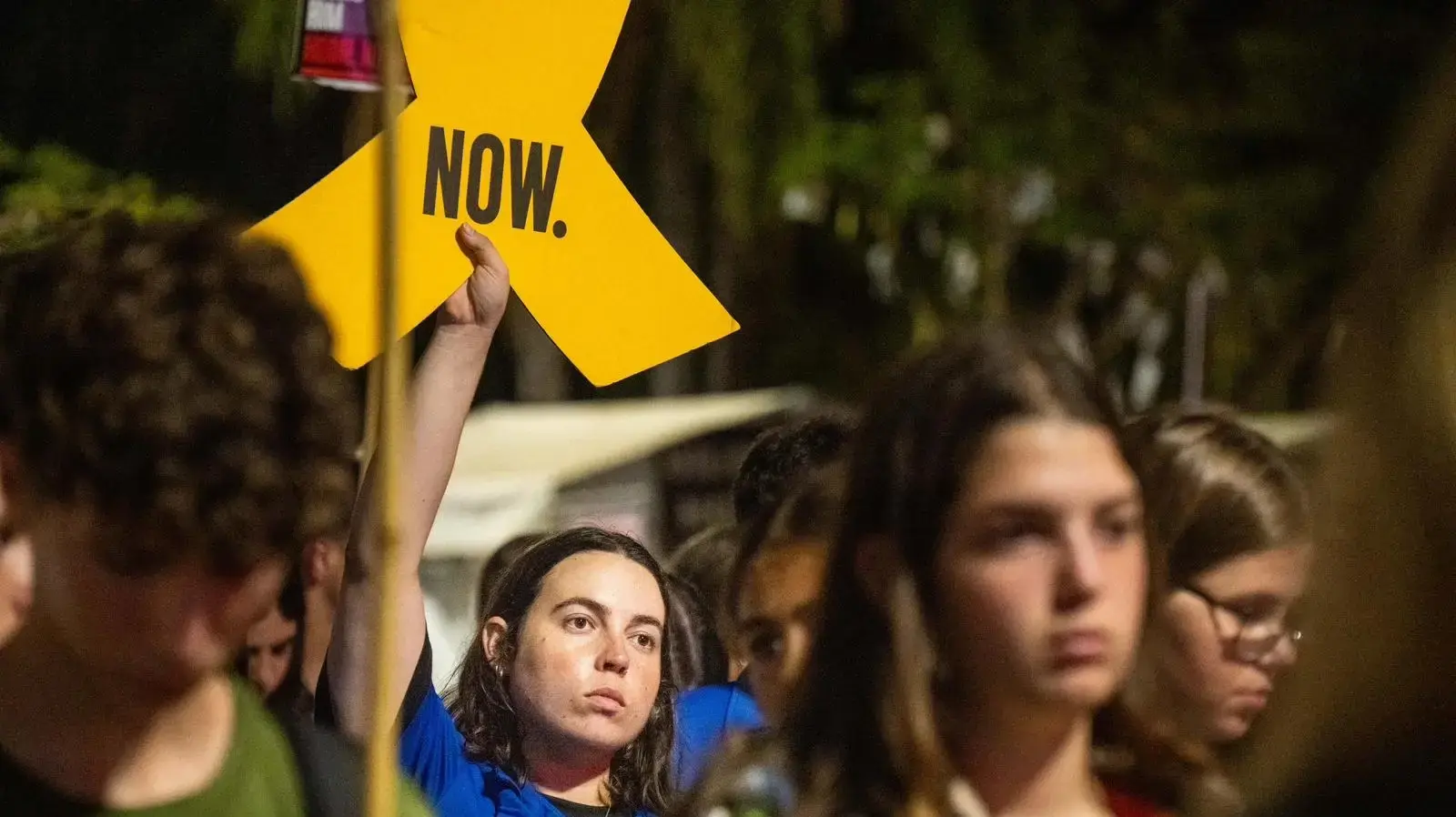 בני נוער בלילה לבן בכיכר החטופים בקריאה להחזרתם הביתה. 31 באוגוסט 2025. 
