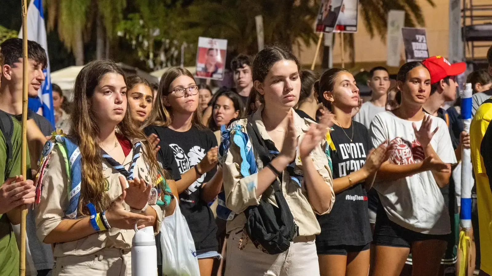 בני נוער בלילה לבן בכיכר החטופים בקריאה להחזרתם הביתה. 31 באוגוסט 2025. בני נוער בלילה לבן בכיכר החטופים בקריאה להחזרתם הביתה. 31 באוגוסט 2025.