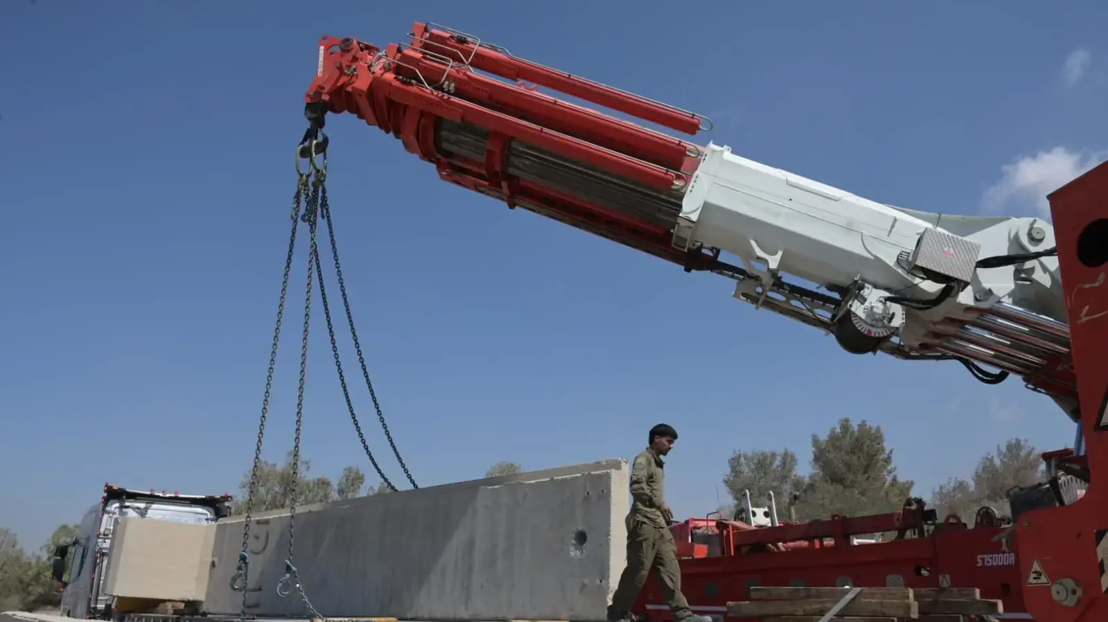 הסרת החומה מחוץ לקיבוץ נחל עוז, 1 בספטמבר 2025 הסרת החומה מחוץ לקיבוץ נחל עוז, 1 בספטמבר 2025