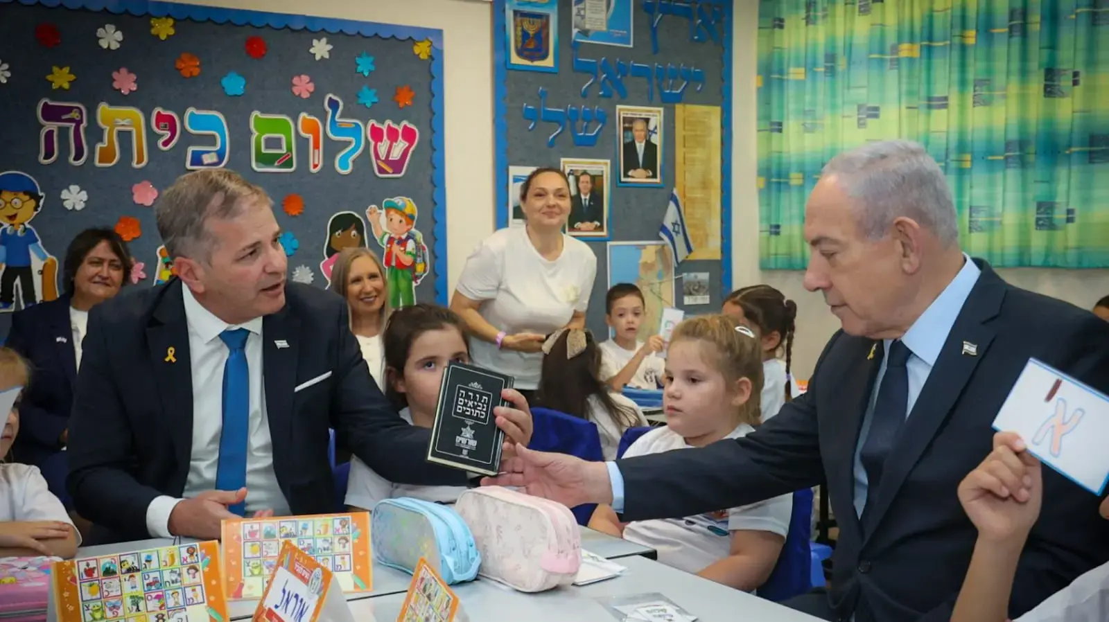 ראש הממשלה בנימין נתניהו ושר החינוך יואב קיש בביקור בבית ספר, לפתיחת שנת הלימודים, 1 בספטמבר 2025 ראש הממשלה בנימין נתניהו ושר החינוך יואב קיש בביקור בבית ספר, לפתיחת שנת הלימודים, 1 בספטמבר 2025