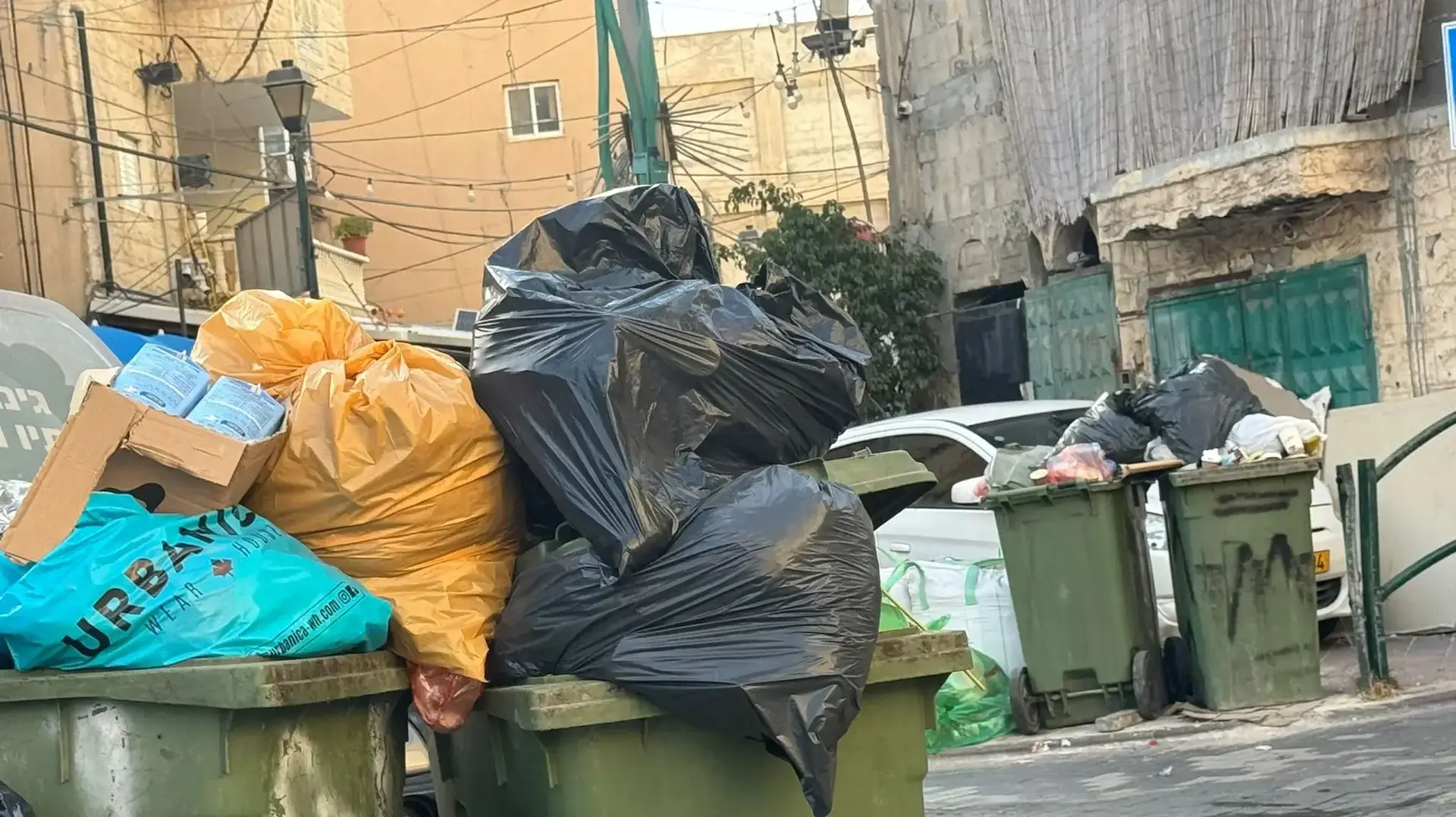 ערימות זבל בעיר פוריידיס ערימות זבל בעיר פוריידיס