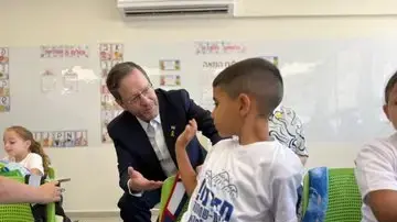 נשיא המדינה יצחק הרצוג בביקורבבתי ספר בקריית שמונה, 1 בספטמבר 2025 נשיא המדינה יצחק הרצוג בביקורבבתי ספר בקריית שמונה, 1 בספטמבר 2025