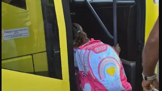 אביגיל עידן שהורייה דפנה ורועי נרצחו והיא נחטפה עלתה היום לכיתה א