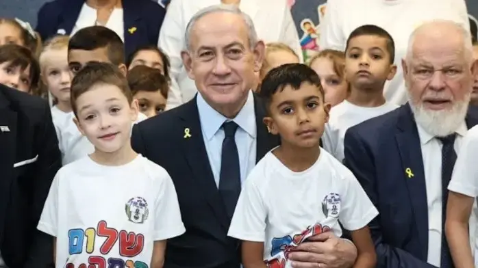 ראש הממשלה בנימין נתניהו ושר החינוך יואב קיש בביקור בבית ספר, לפתיחת שנת הלימודים, 1 בספטמבר 2025 ראש הממשלה בנימין נתניהו ושר החינוך יואב קיש בביקור בבית ספר, לפתיחת שנת הלימודים, 1 בספטמבר 2025
