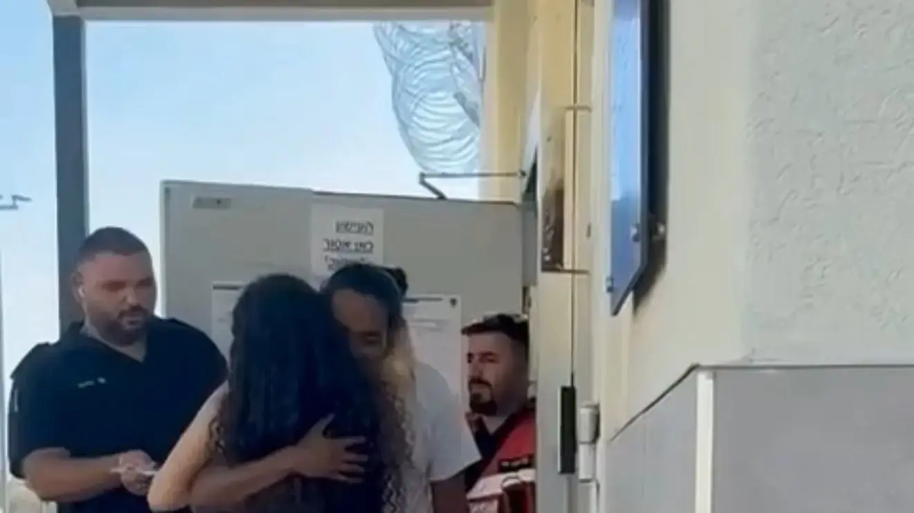 ניצחון לאהבה: קרישן מסרי לנקה, המאורס לישראלית לוחמת לשעבר, שוחרר ממעצר אחרי 13 ימים 