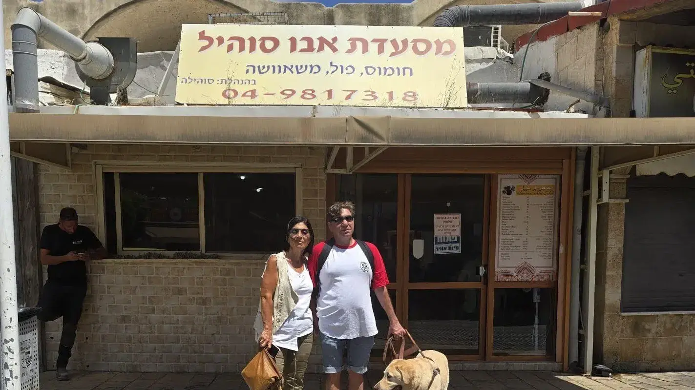 שלושה חברים שרצו לסעוד במסעדה בעכו סורבו כניסה ולטענתם רק בגלל שאחד מהם, עיוור נעזר בכלב נחייה.
