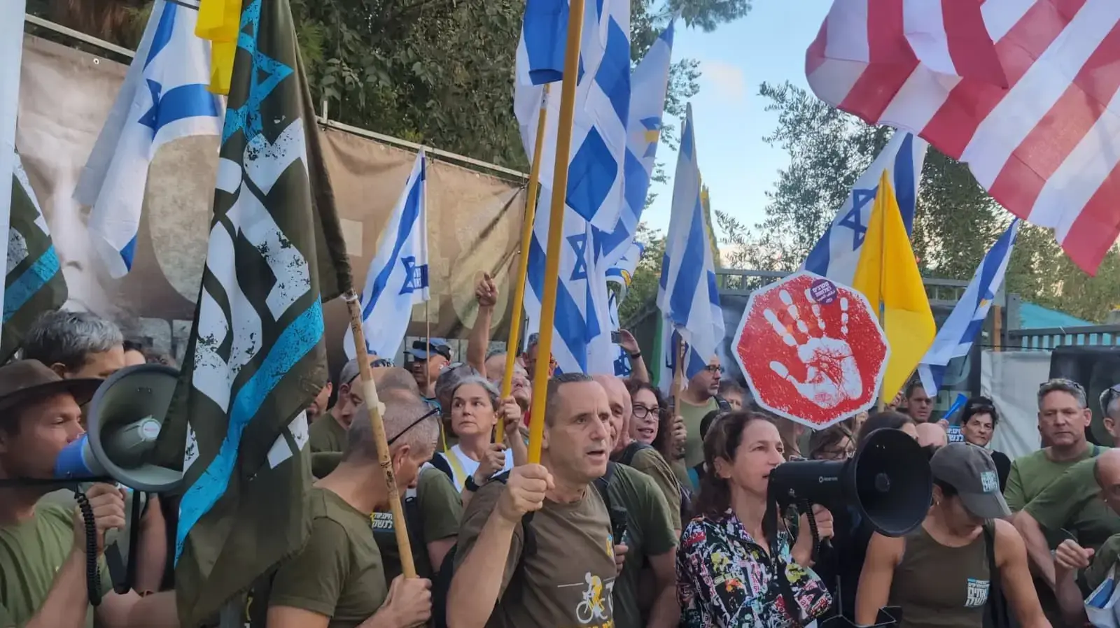 פעילי אחים לנשק ומוחים נוספים בהפגנה מחוץ לביתו של השר לעיניינים אסטרטגיים רון דרמר, האמון על שובם של החטופים. 3 בספטמבר 2025 פעילי אחים לנשק ומוחים נוספים בהפגנה מחוץ לביתו של השר לעיניינים אסטרטגיים רון דרמר, האמון על שובם של החטופים. 3 בספטמבר 2025