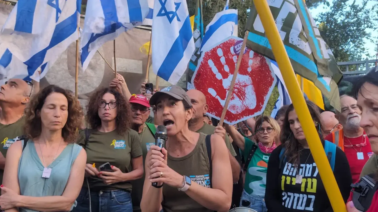 פעילי אחים לנשק ומוחים נוספים בהפגנה מחוץ לביתו של השר לעיניינים אסטרטגיים רון דרמר, האמון על שובם של החטופים. 3 בספטמבר 2025