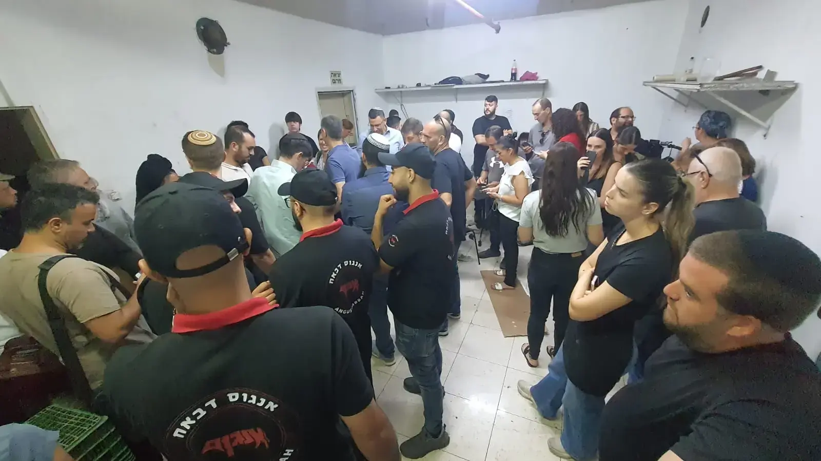 אנשים בממד עקב שיגור מתימן, פתח תקווה. 3 בספטמבר 2025 אנשים בממד עקב שיגור מתימן, פתח תקווה. 3 בספטמבר 2025