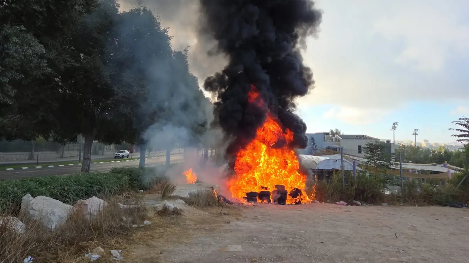 שריפה של רכבים שגרמה נזק לרכוש במחאה בירושלים. 3 בספטמבר 2025