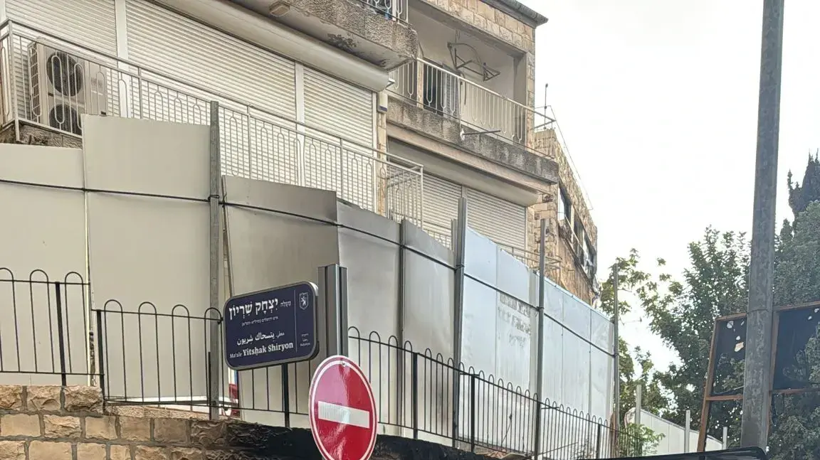 שריפה של רכבים שגרמה נזק לרכוש במחאה בירושלים. 3 בספטמבר 2025 שריפה של רכבים שגרמה נזק לרכוש במחאה בירושלים. 3 בספטמבר 2025