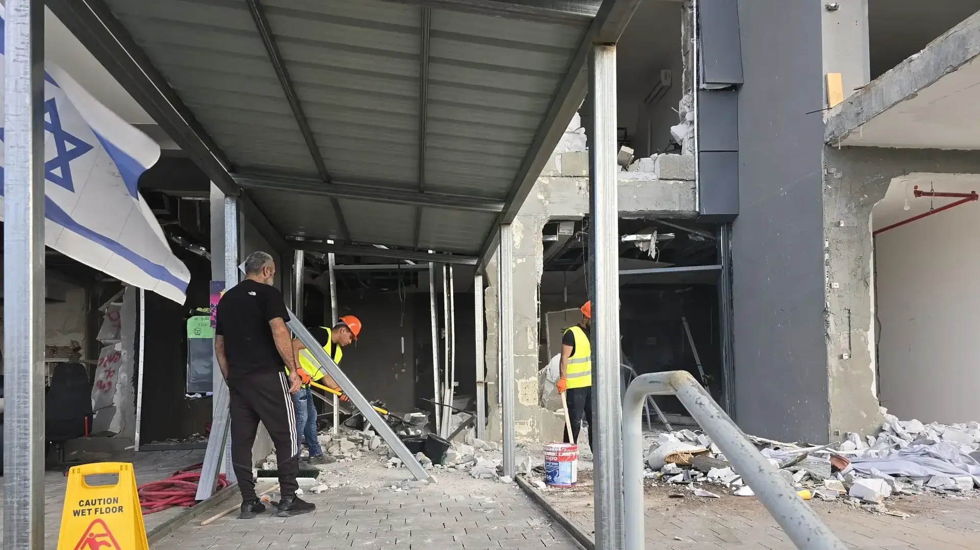 עבודות השיפוץ למבנים שנפגעו מהטיל האיראני בשכונת רמות בבאר שבע