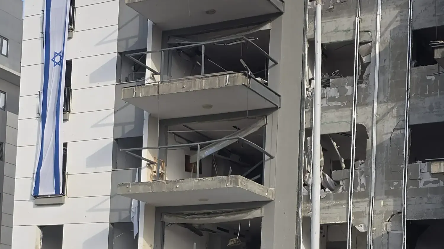 עבודות השיפוץ למבנים שנפגעו מהטיל האיראני בשכונת רמות בבאר שבע עבודות השיפוץ למבנים שנפגעו מהטיל האיראני בשכונת רמות בבאר שבע