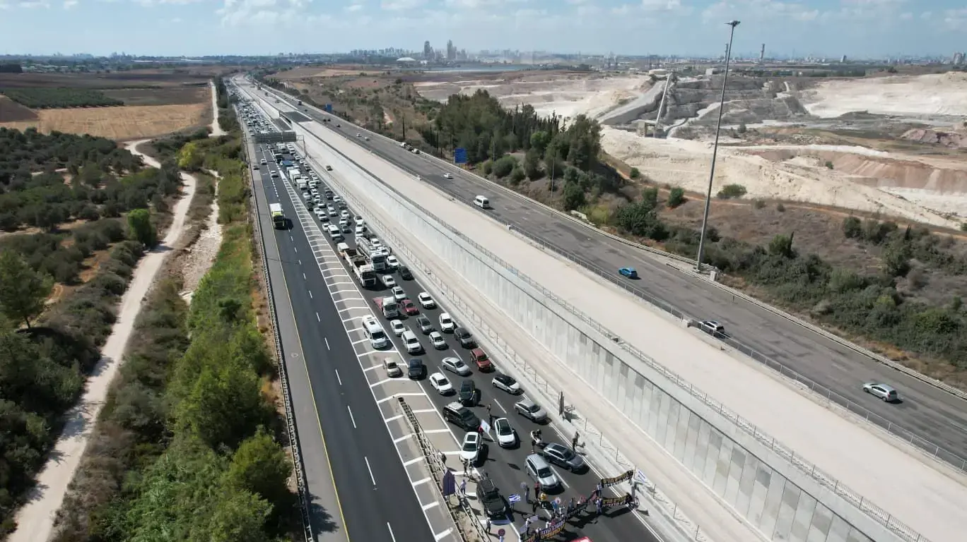 פעילים למען החטופים , חסימה בכביש 431 לכוון ירושלים, 3 בספטמבר 2025 פעילים למען החטופים , חסימה בכביש 431 לכוון ירושלים, 3 בספטמבר 2025