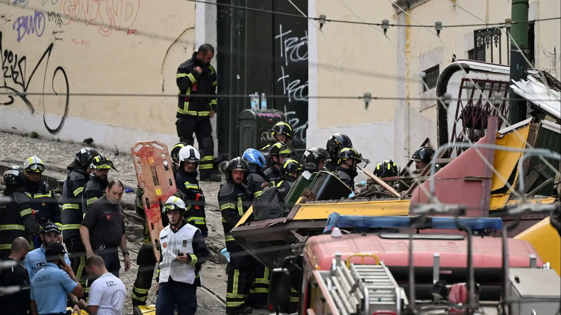 הריסות רכבל הפוניקולור "גלוריה" בליסבון, פורטוגל, 3 בספטמבר 2025 הריסות רכבל הפוניקולור "גלוריה" בליסבון, פורטוגל, 3 בספטמבר 2025