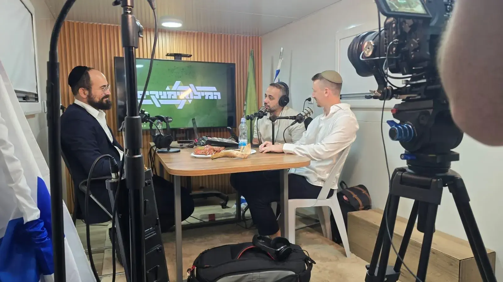 פצועי צה''ל מהמילואימנקים של הנדל הגיעו לבני ברק להקליט פודקאסט עם חרדים - מהומה פרצה במקום פצועי צה''ל מהמילואימנקים של הנדל הגיעו לבני ברק להקליט פודקאסט עם חרדים - מהומה פרצה במקום