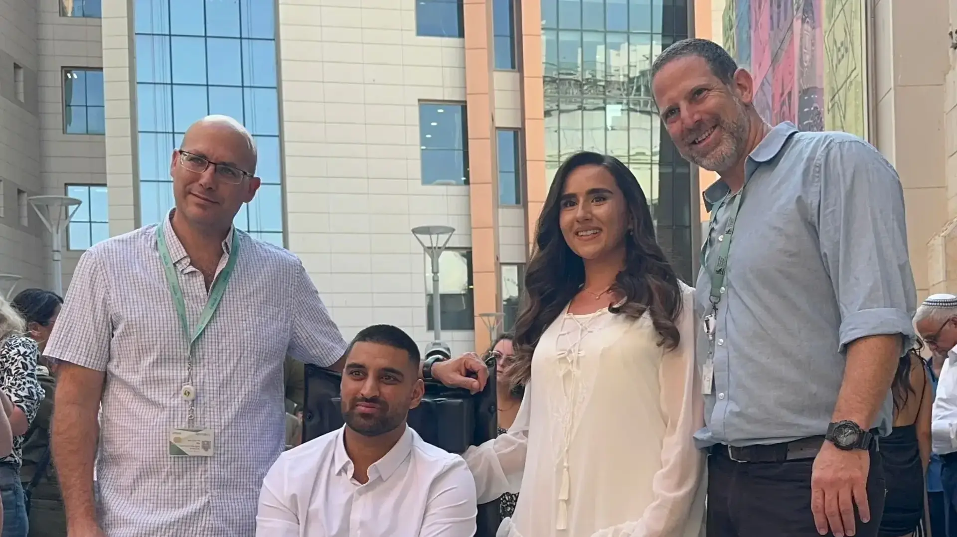 הזוג המאושר עם ד"ר יותם היינמן וד"ר אסף אקר. 4.9.2025 הזוג המאושר עם ד"ר יותם היינמן וד"ר אסף אקר. 4.9.2025