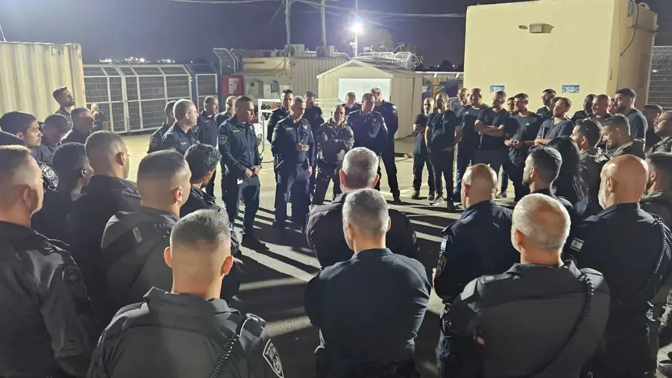 מפקד מרחב נגב, ניצב חיים בובליל, בהערכת מצב בתחנת משטרה מפקד מרחב נגב, ניצב חיים בובליל, בהערכת מצב בתחנת משטרה