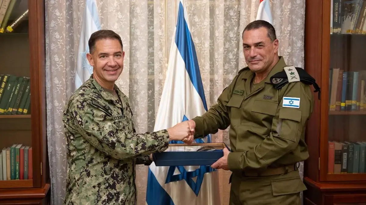 הרמטכ"ל אייל זמיר עם מפקד פיקוד המרכז האמריקני החדש אדמירל בראד קופר הרמטכ"ל אייל זמיר עם מפקד פיקוד המרכז האמריקני החדש אדמירל בראד קופר