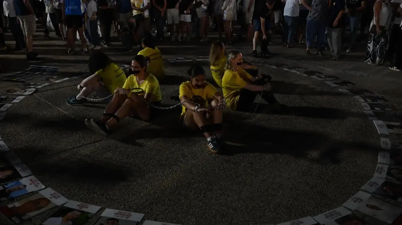 מיצג מחאת התצפיתניות כעת בכיכר החטופים. 6 בספטמבר 2025 מיצג מחאת התצפיתניות כעת בכיכר החטופים. 6 בספטמבר 2025