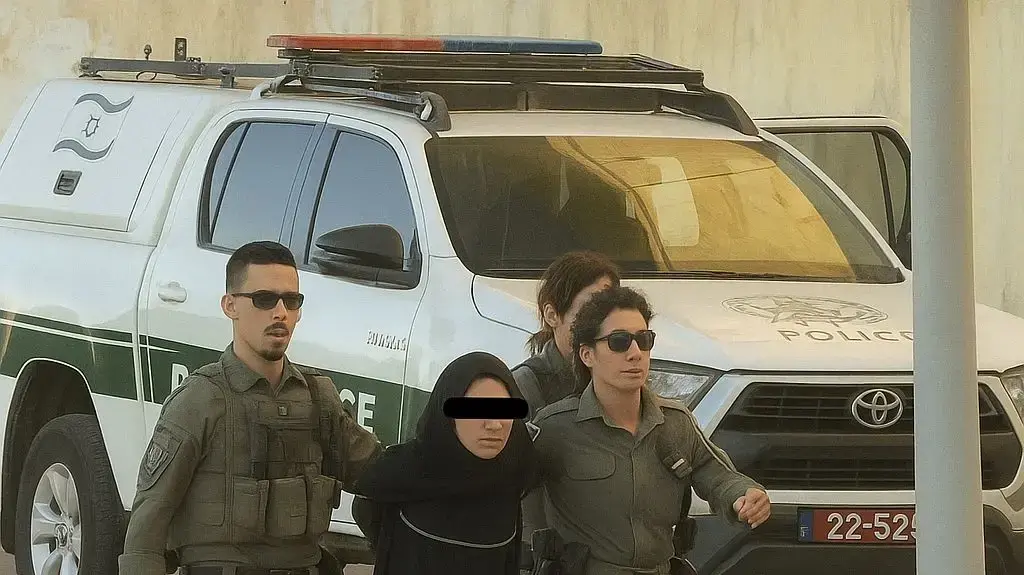 המשטרה עצרה 10 מפירי סדר לאחר שהניפו שלטים וקראו קריאות בגנות ישראל באום אל פחם. 6 בספטמבר 2025 המשטרה עצרה 10 מפירי סדר לאחר שהניפו שלטים וקראו קריאות בגנות ישראל באום אל פחם. 6 בספטמבר 2025