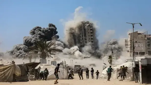 תקיפת והקרסת מגדל "מושתהא" במערב העיר עזה, 5 בספטמבר 2025. תקיפת והקרסת מגדל "מושתהא" במערב העיר עזה, 5 בספטמבר 2025.