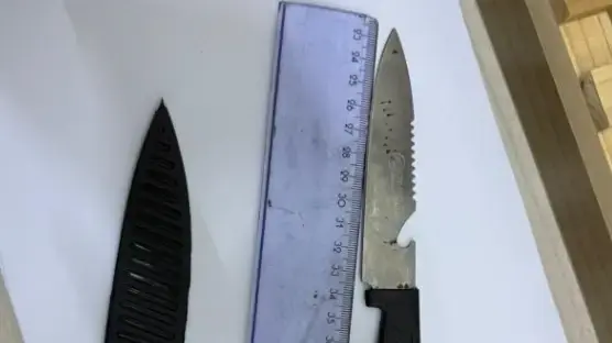 סכין ואקדח נצפסו על חשוד בסחיטה באיומים בבת ים, 6 בספטמבר 2025 סכין ואקדח נצפסו על חשוד בסחיטה באיומים בבת ים, 6 בספטמבר 2025