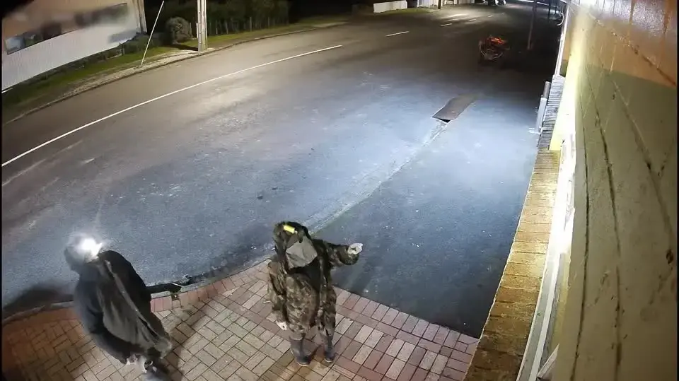 טום פיליפס ואחד מילדיו מתועדים בעת פריצה לחנות, ניו זילנד, 29 באוגוסט 2025 טום פיליפס ואחד מילדיו מתועדים בעת פריצה לחנות, ניו זילנד, 29 באוגוסט 2025