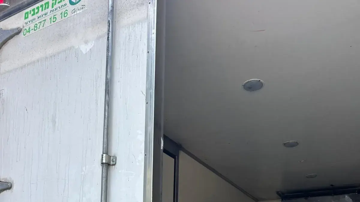 אופנוע גנוב בתוך משאית קירור ברחוב לוי אשכול,תל אביב. 08/09/2025 אופנוע גנוב בתוך משאית קירור ברחוב לוי אשכול,תל אביב. 08/09/2025