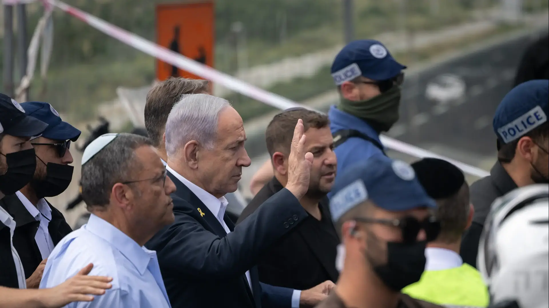 ראש הממשלה בנימין נתניהו והשר לביטחון לאומי איתמר בן גביר, בזירת פיגוע ירי, צומת רמות, ירושלים, 8 בספטמבר 2025 ראש הממשלה בנימין נתניהו והשר לביטחון לאומי איתמר בן גביר, בזירת פיגוע ירי, צומת רמות, ירושלים, 8 בספטמבר 2025