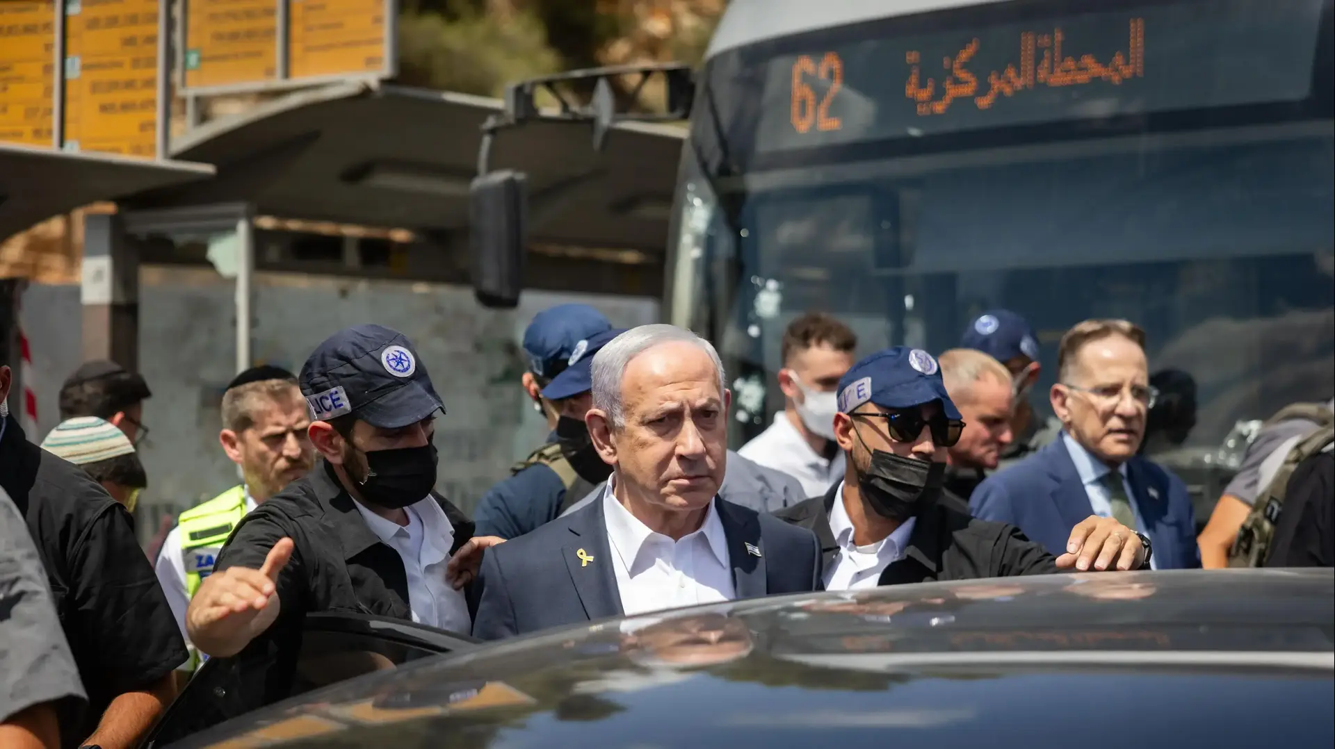 רה"מ בנימין נתניהו בזירת פיגוע, שכונת רמות, ירושלים, 8 בספטמבר 2025 רה"מ בנימין נתניהו בזירת פיגוע, שכונת רמות, ירושלים, 8 בספטמבר 2025