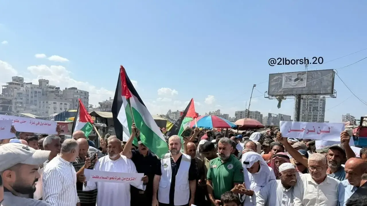 עזתים בהפגנה נגד ההתפנות מהעיר עזה ובשלטים אלו נכתב: "עומדים איתן בעזה.. עד שתצא נשמתנו", רצועת עזה, 9 בספטמבר 2025 עזתים בהפגנה נגד ההתפנות מהעיר עזה ובשלטים אלו נכתב: "עומדים איתן בעזה.. עד שתצא נשמתנו", רצועת עזה, 9 בספטמבר 2025