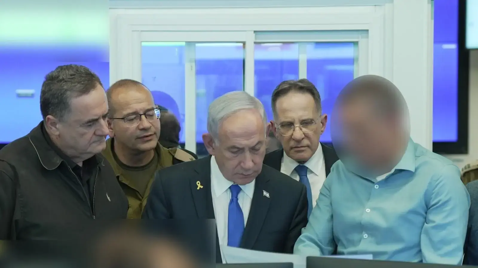 בעת התקיפה בקטאר נכחו בחמ״ל ראש הממשלה בנימין נתניהו, שר הביטחון ישראל כ״ץ, מ״מ ראש השב״כ ש׳, מ״מ סגן ראש השב״כ מ׳ וראש אמ״ן. בעת התקיפה בקטאר נכחו בחמ״ל ראש הממשלה בנימין נתניהו, שר הביטחון ישראל כ״ץ, מ״מ ראש השב״כ ש׳, מ״מ סגן ראש השב״כ מ׳ וראש אמ״ן.