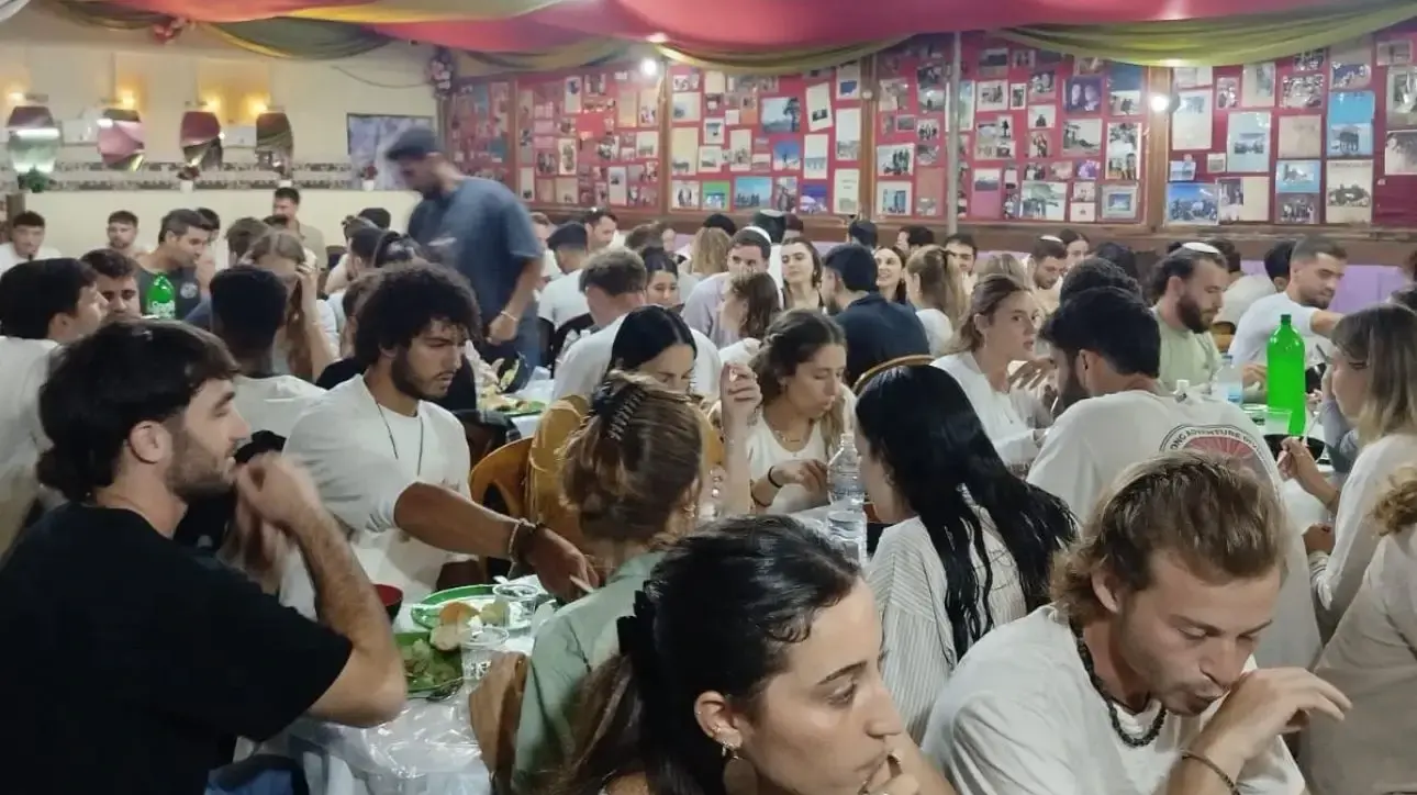 מארח כמאה מטיילים ישראלים - בית חב״ד קטמנדו. מארח כמאה מטיילים ישראלים - בית חב״ד קטמנדו.