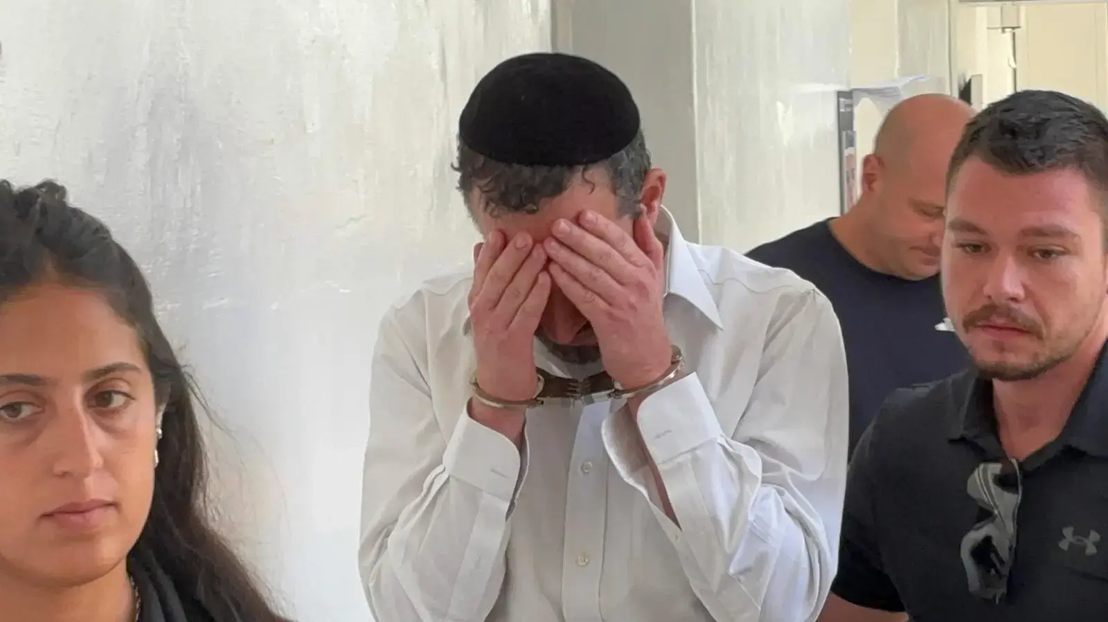 הארכת מעצר לקציני משטרה החשודים בקבלת טובות הנאה ממשפחת פשע, בימ״ש שלום ירושלים. 10 בספטמבר 2025 הארכת מעצר לקציני משטרה החשודים בקבלת טובות הנאה ממשפחת פשע, בימ״ש שלום ירושלים. 10 בספטמבר 2025