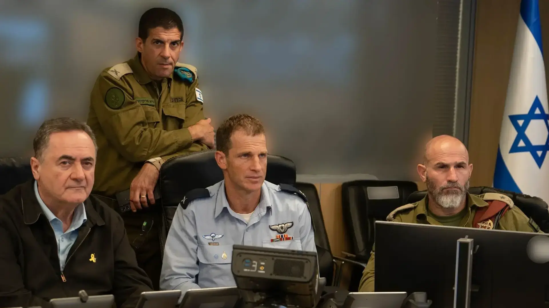 שר הביטחון ישראל כ"ץ בבור צפה בתקיפת חיל האוויר בתימן ביחד עם מפקד חיל האוויר, אלוף תומר בר, ראש אגף מבצעים, אלוף איציק כהן מפקד הגיס הצפוני, אלוף דן גולדפוס, 10 בספטמבר 2025