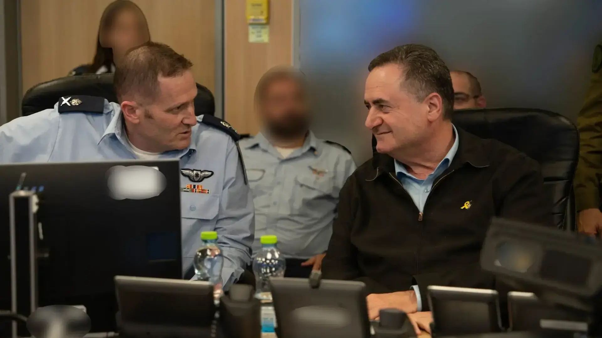 שר הביטחון ישראל כ"ץ בבור צפה בתקיפת חיל האוויר בתימן ביחד עם מפקד חיל האוויר, אלוף תומר בר, ראש אגף מבצעים, אלוף איציק כהן מפקד הגיס הצפוני, אלוף דן גולדפוס, 10 בספטמבר 2025 שר הביטחון ישראל כ"ץ בבור צפה בתקיפת חיל האוויר בתימן ביחד עם מפקד חיל האוויר, אלוף תומר בר, ראש אגף מבצעים, אלוף איציק כהן מפקד הגיס הצפוני, אלוף דן גולדפוס, 10 בספטמבר 2025
