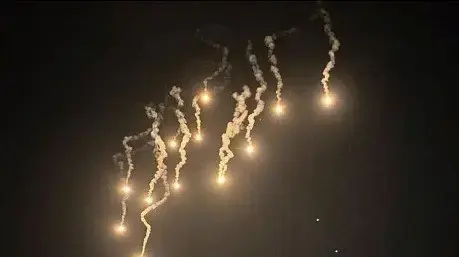 פצצות תאורה בשמי עזה פצצות תאורה בשמי עזה