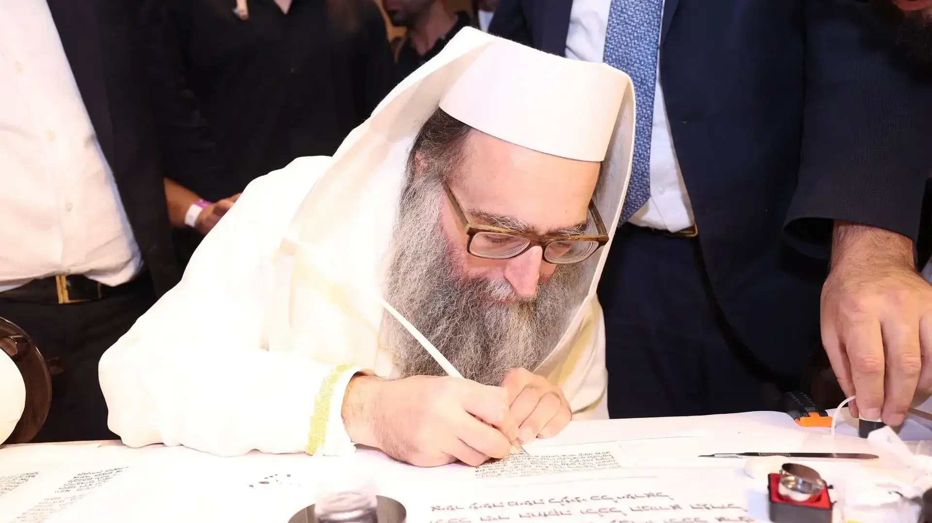הרב פינטו בחתימה הרב פינטו בחתימה