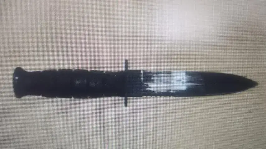 קטין בן 16 שלף סכין קומנדו, דקר אדם ופצע אותו קשה במהלך קטטה בקיוסק בעיר טבריה. בתום חקירה מהירה של שוטרי המחוז הצפוני כתב אישום הוגש נגדו.
