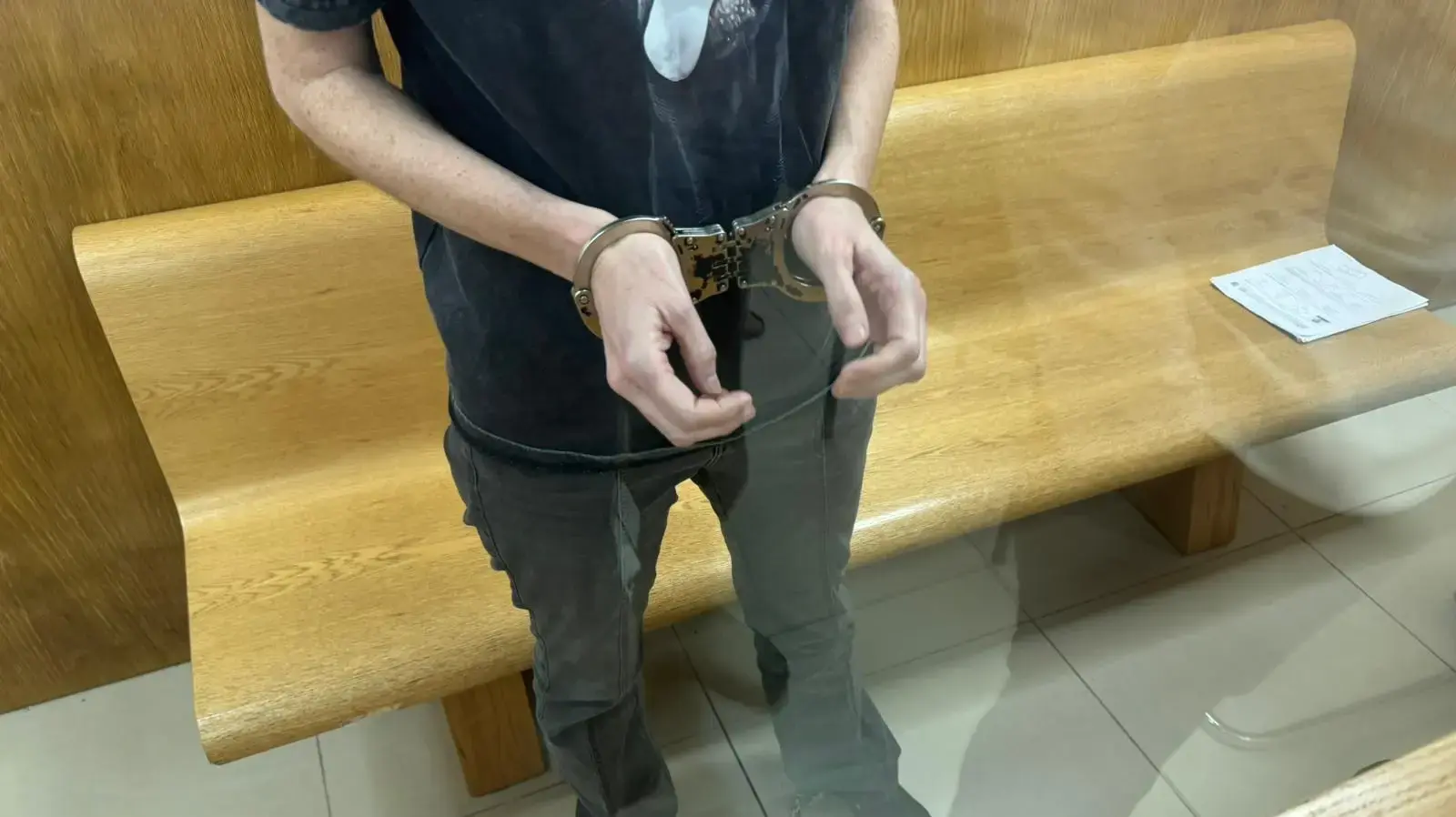 ד״ר יולנדה יבור באולם המעצרים של בית משפט השלום בעכו ד״ר יולנדה יבור באולם המעצרים של בית משפט השלום בעכו