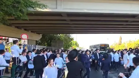 הפגנה של הפלג הירושלמי נגד גיוס חרדים, כביש 4, 11 בספטמבר 2025 הפגנה של הפלג הירושלמי נגד גיוס חרדים, כביש 4, 11 בספטמבר 2025