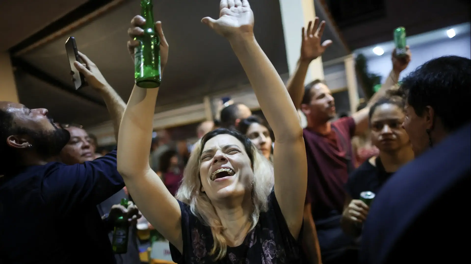 אנשים חוגגים בברזיליה לאחר הרשעת נשיא ברזיל לשעבר ז'איר בולסונארו, 11 בספטמבר 2025 אנשים חוגגים בברזיליה לאחר הרשעת נשיא ברזיל לשעבר ז'איר בולסונארו, 11 בספטמבר 2025