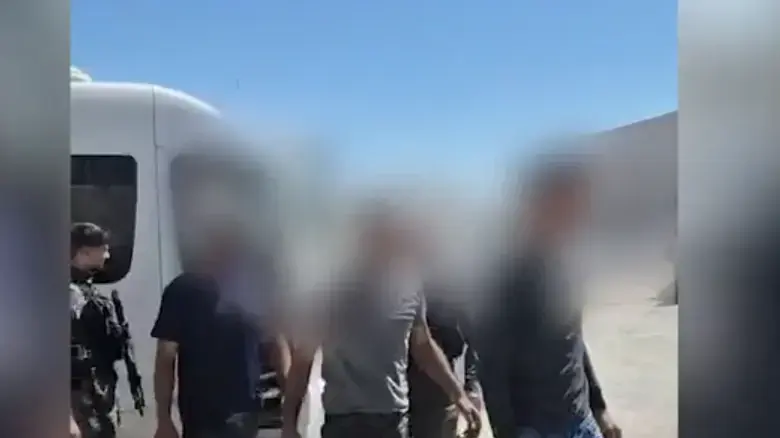 שב"חים יוצאים מרכב ההסעות בירושלים שב"חים יוצאים מרכב ההסעות בירושלים