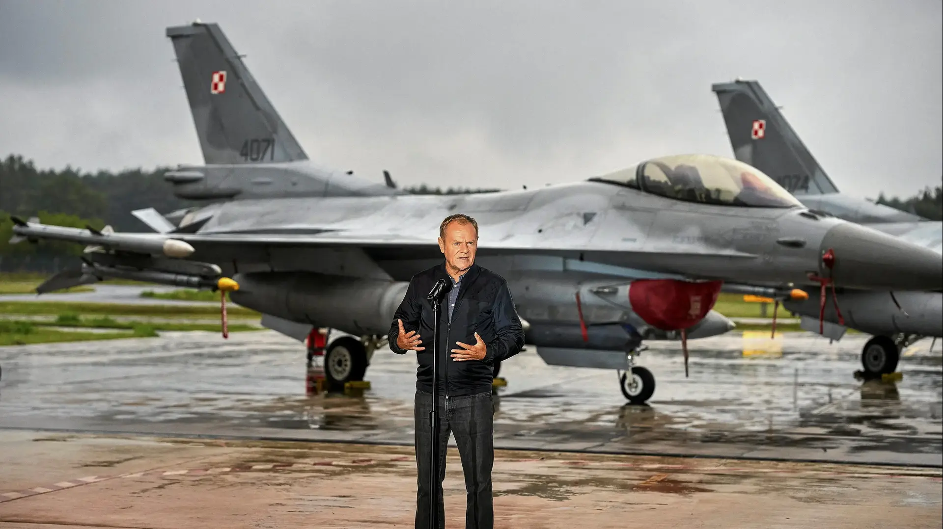 ראש ממשלת פולין, דונלד טוסק, עומד לפני מטוסי קרב מדגם F-16 בבסיס האווירי הטקטי ה-32 בלאסק, פולין, 11 בספטמבר 2025 ראש ממשלת פולין, דונלד טוסק, עומד לפני מטוסי קרב מדגם F-16 בבסיס האווירי הטקטי ה-32 בלאסק, פולין, 11 בספטמבר 2025