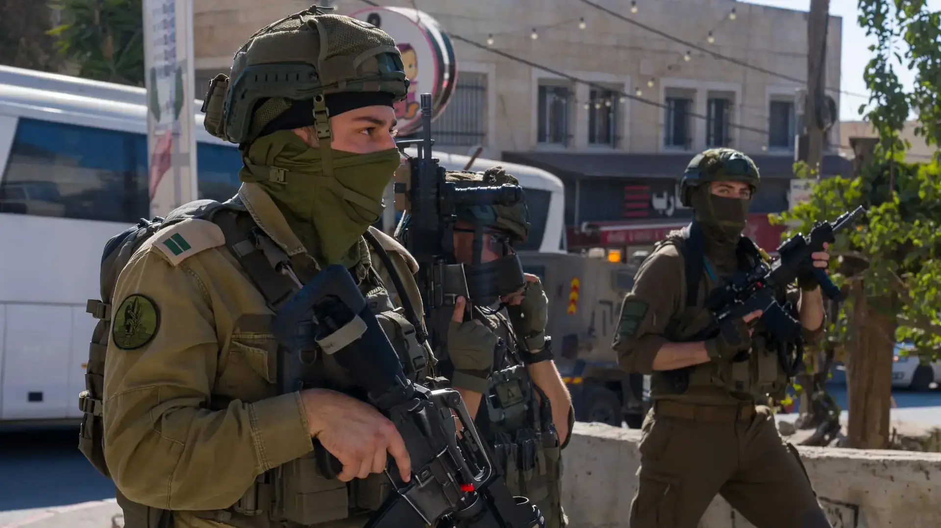 כוחות צה״ל מחטיבת בנימין אטמו את בתי המחבלים שביצעו את הפיגוע בצומת רמות כוחות צה״ל מחטיבת בנימין אטמו את בתי המחבלים שביצעו את הפיגוע בצומת רמות