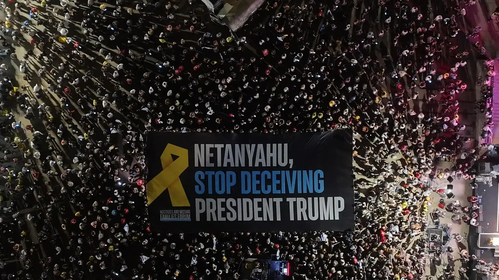 דגל ענק בכיכר החטופים עם מסר לנשיא ארה״ב; ״נתניהו, תפסיק להונות את הנשיא טראמפ״, 13 בספטמבר 2025 דגל ענק בכיכר החטופים עם מסר לנשיא ארה״ב; ״נתניהו, תפסיק להונות את הנשיא טראמפ״, 13 בספטמבר 2025